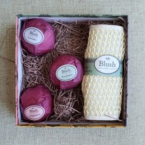 Blush Makeup - BLUSH 3 bath bombs & bath mitt Blush Makeup - BLUSH 3 bath bombs & bath mitt